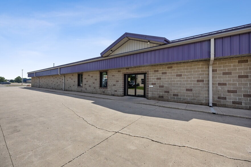 3100 8th St S, Moorhead, MN à vendre - Photo du bâtiment - Image 2 de 27
