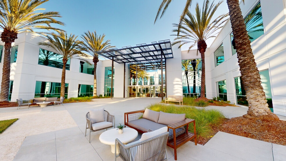 6220 Greenwich Dr, San Diego, CA à louer - Photo du bâtiment - Image 3 de 6