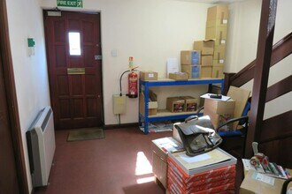 London Rd, Hook à louer Photo intérieure- Image 1 de 6