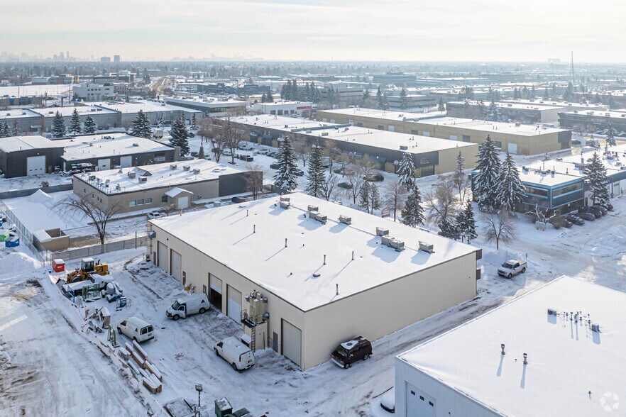 17306-17310 108 Av NW, Edmonton, AB à louer - Aérien - Image 3 de 3