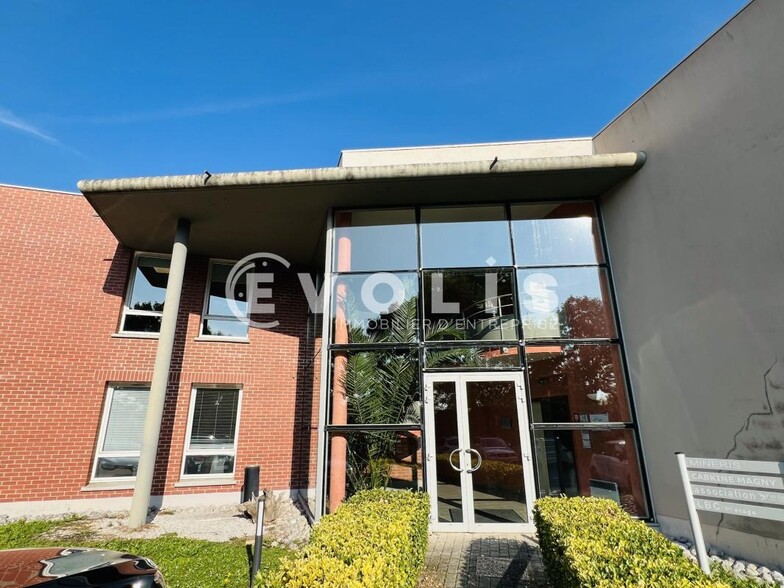 Office in Magny-le-Hongre for lease - Building Photo - Image 1 of 9