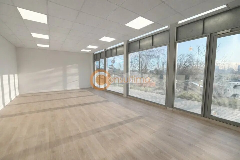 Retail in Bordeaux for lease Interior Photo- Image 1 of 5