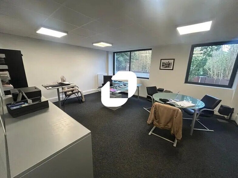 Bureau dans Rueil-Malmaison à vendre - Photo du bâtiment - Image 3 de 8