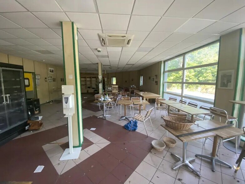 Flex in Éragny for lease - Interior Photo - Image 3 of 5