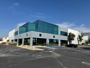 1201 W Foothill Blvd, Azusa, CA à louer Photo intérieure- Image 1 de 2