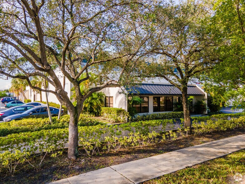 1570-1578 NW 165th St, Miami, FL à louer - Photo du bâtiment - Image 3 de 4