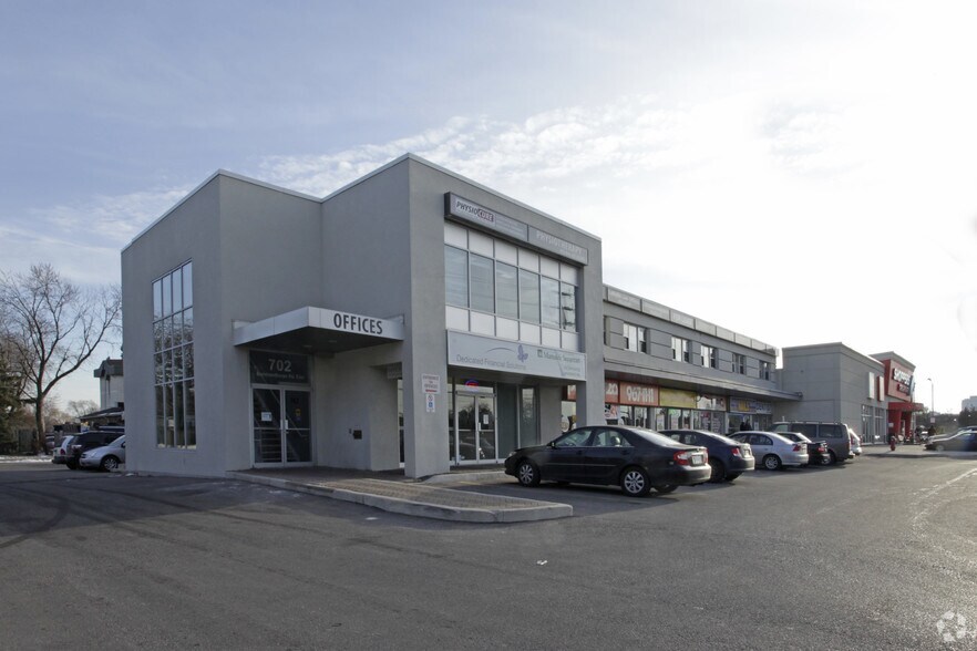 700-734 Burnhamthorpe Rd E, Mississauga, ON for lease - Building Photo - Image 2 of 8