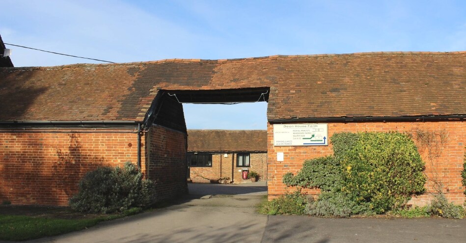 Church Rd, Newdigate à louer - Photo du bâtiment - Image 3 de 5