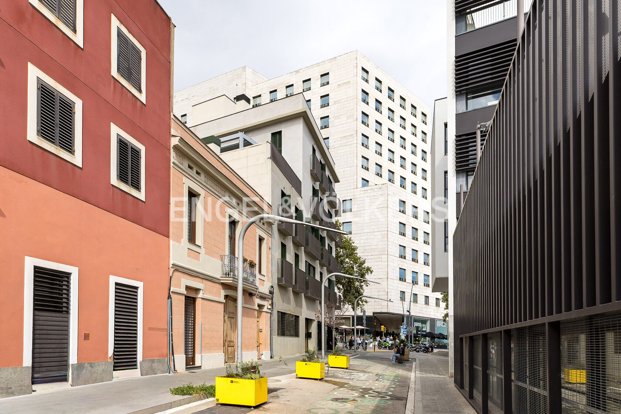 Retail in Barcelona, Barcelona for sale Primary Photo- Image 1 of 16