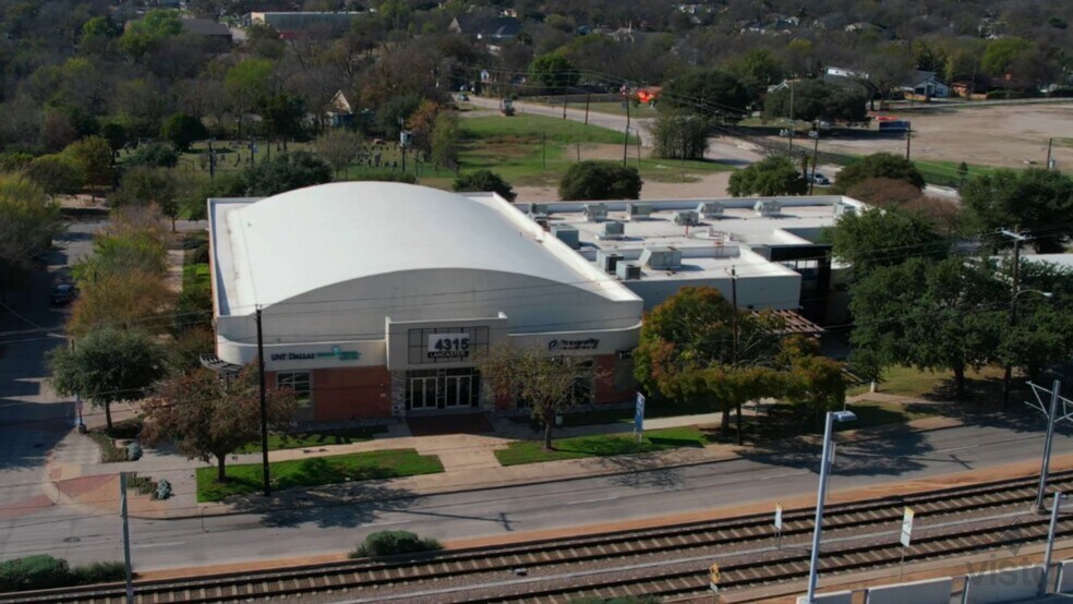 4315 S Lancaster Rd, Dallas, TX à louer - Vidéo sur l’inscription commerciale - Image 2 de 10