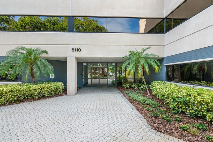 5110 Eisenhower Blvd, Tampa, FL à louer - Photo du bâtiment - Image 3 de 5