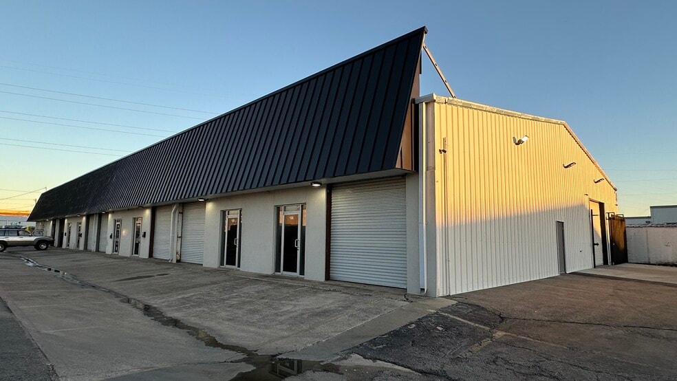 11345 Emerald St, Dallas, TX for lease - Building Photo - Image 2 of 3