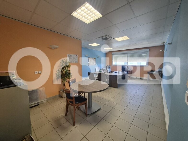 Flex in Tinqueux for lease - Interior Photo - Image 2 of 12