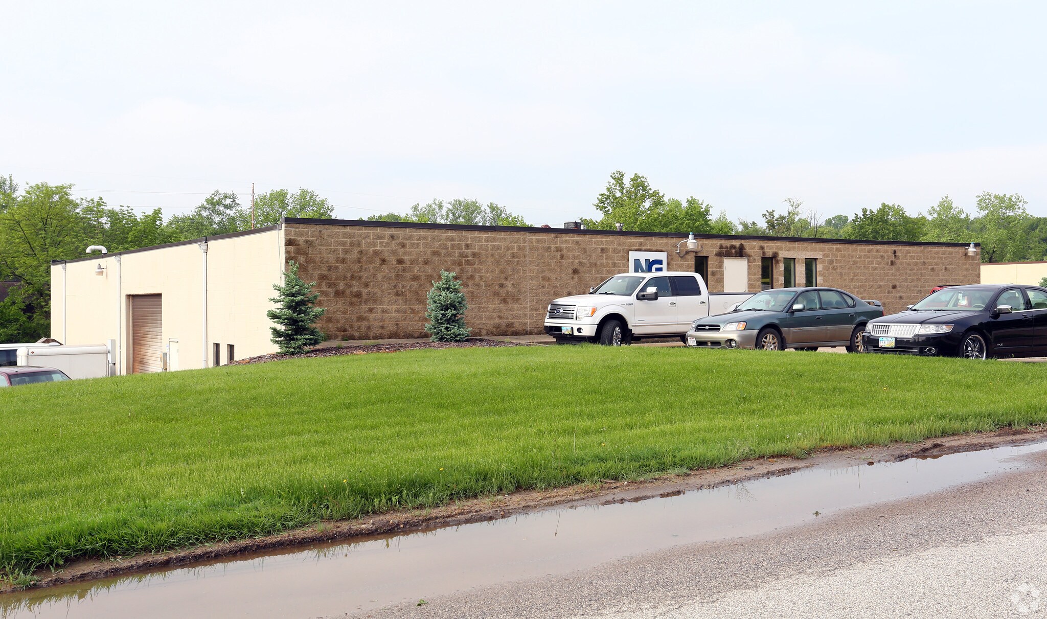 411 Geneva Ave, Tallmadge, OH for lease Primary Photo- Image 1 of 5