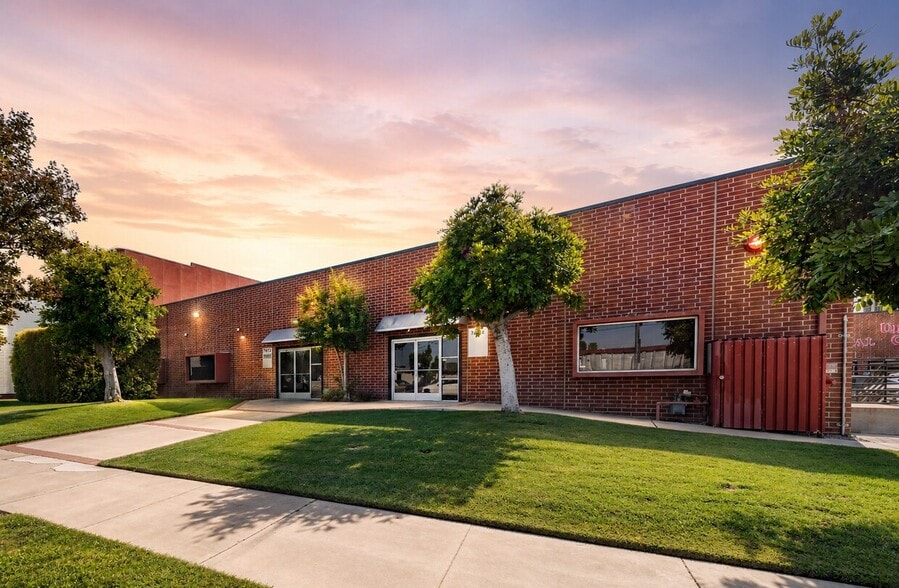7608-7684 N Clybourn Ave, Sun Valley, CA for sale - Building Photo - Image 3 of 15