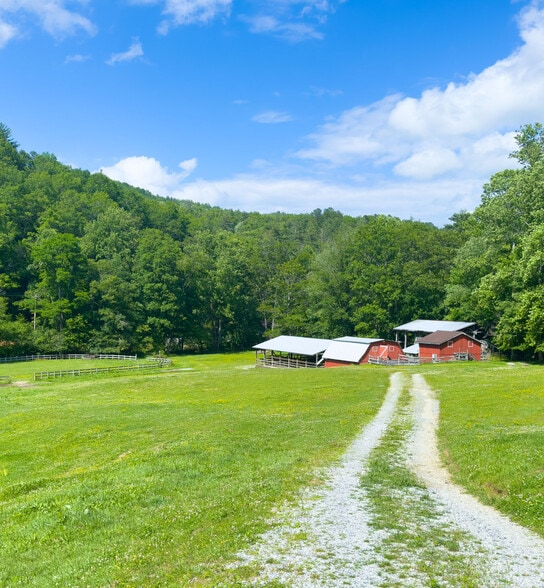 500 Winding Gap Rd, Lake Toxaway, NC for sale - Building Photo - Image 2 of 9