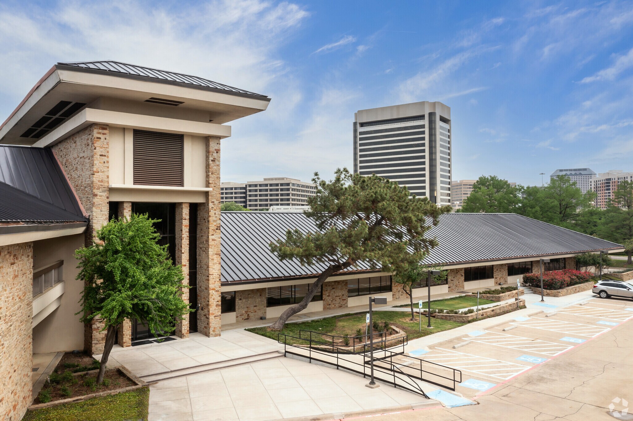 420 Decker Dr, Irving, TX à louer Photo du bâtiment- Image 1 de 11