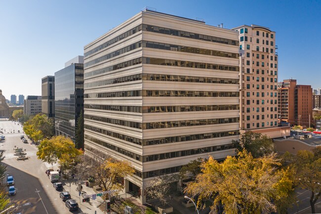 Plus de détails pour 9942 108th St NW, Edmonton, AB - Bureau à louer