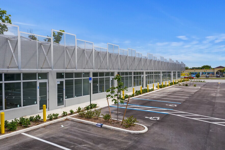 11045 SW 216th St, Miami, FL à louer - Photo du bâtiment - Image 3 de 10