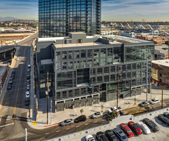 530 Mateo St, Los Angeles, CA à louer - Photo du bâtiment - Image 2 de 7