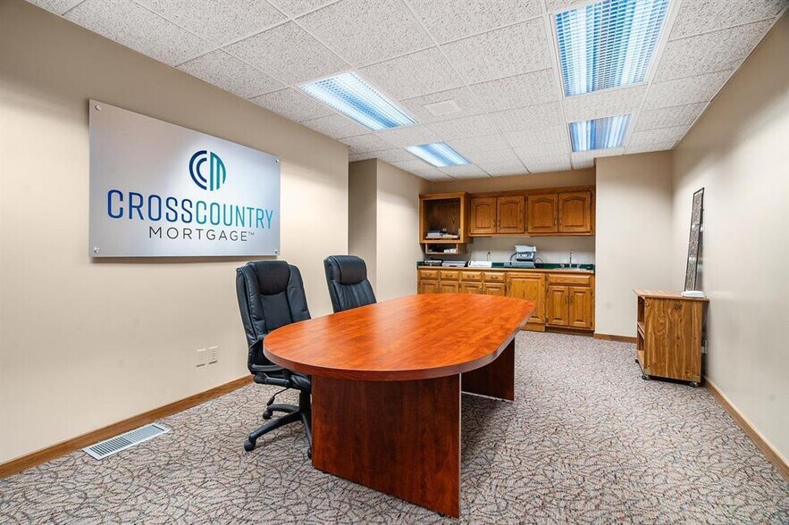 812 Cormier Rd, Ashwaubenon, WI à louer - Photo du bâtiment - Image 3 de 48