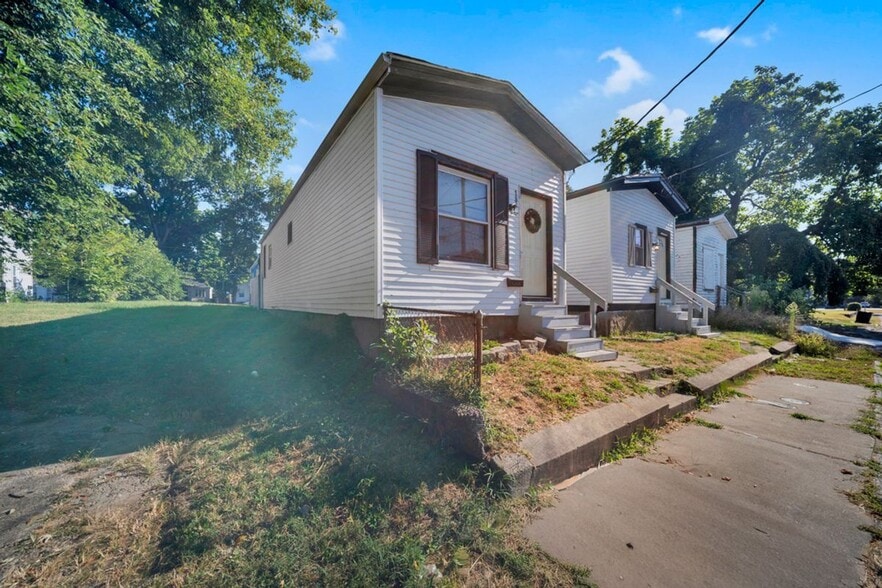 4 Single-Family Investment portfolio of 4 properties for sale on LoopNet.ca - Building Photo - Image 3 of 59