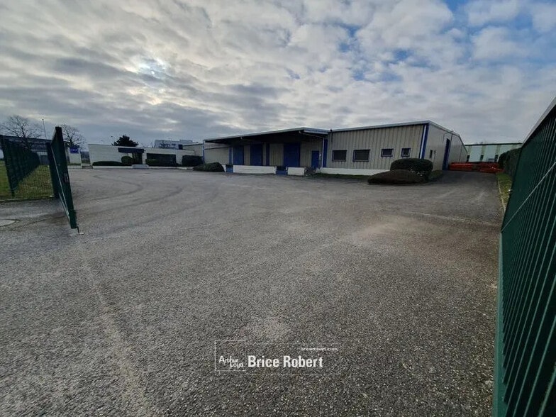 Office in Saint-Quentin-Fallavier for lease - Building Photo - Image 1 of 6