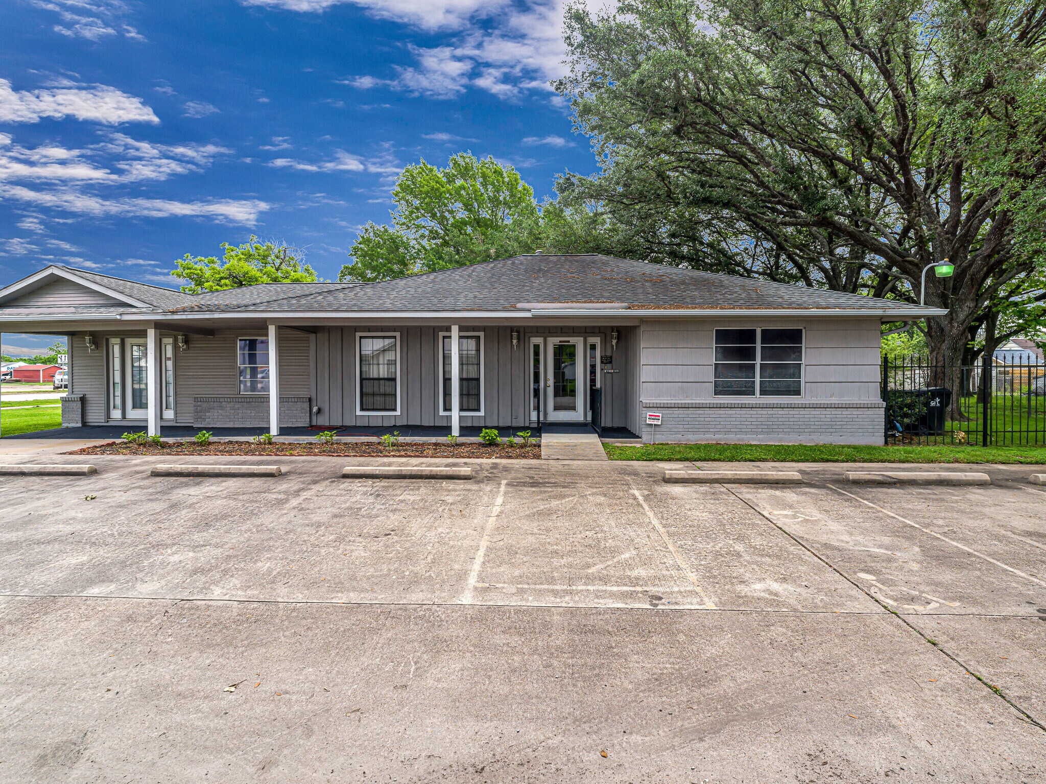 1105 San Jacinto St, Rosenberg, TX for sale Primary Photo- Image 1 of 50