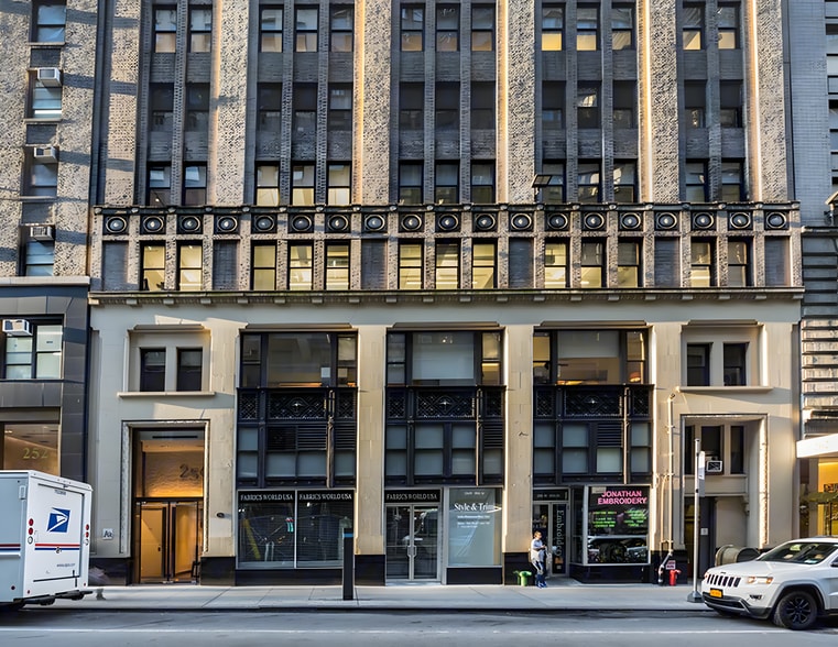 256 W 38th St, New York, NY for lease - Building Photo - Image 1 of 9