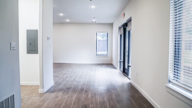 201 E 5th St, Ferris, TX à louer Photo intérieure- Image 1 de 14