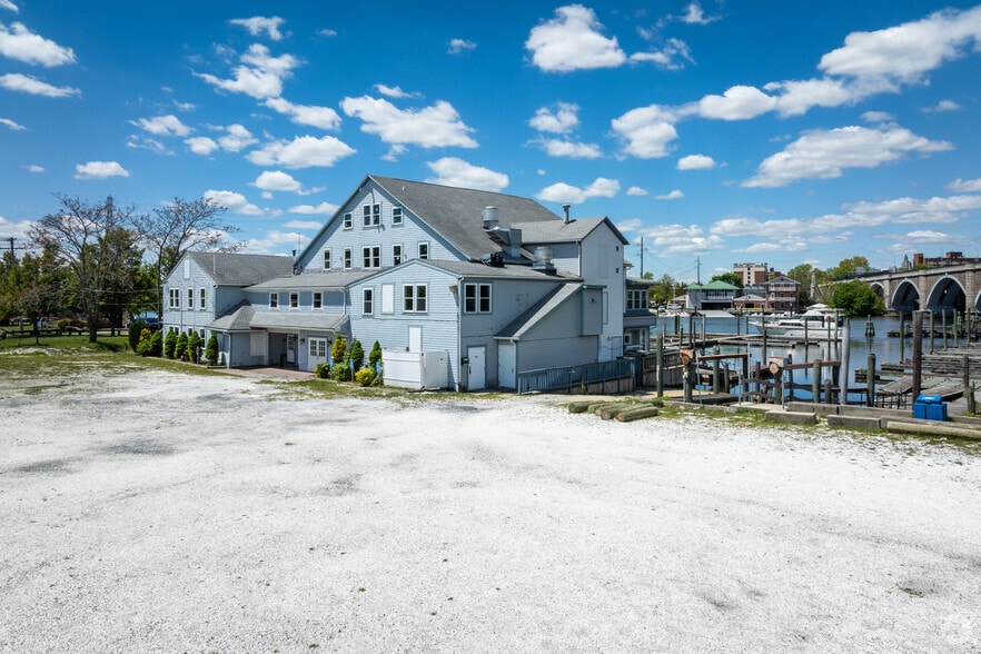 Waterfront Restaurant - East Providence portfolio of 2 properties for sale on LoopNet.ca - Primary Photo - Image 1 of 23
