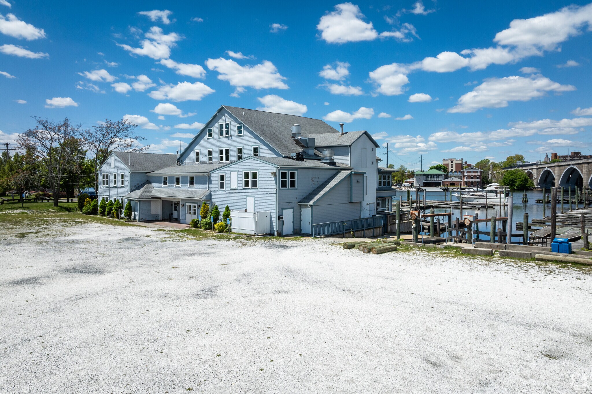 Waterfront Restaurant - East Providence portefeuille de 2 propriétés à vendre sur LoopNet.ca Photo principale- Image 1 de 24