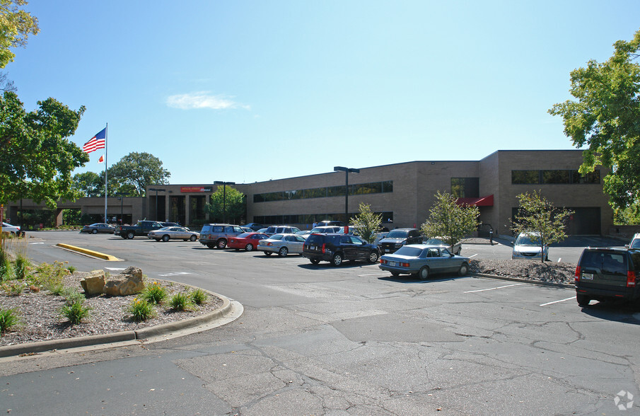 900 Wayzata Blvd E, Wayzata, MN for lease - Building Photo - Image 2 of 8