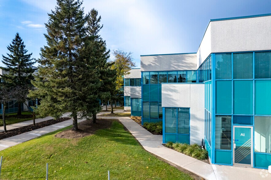 340 Ferrier St, Markham, ON à louer - Photo du bâtiment - Image 1 de 9
