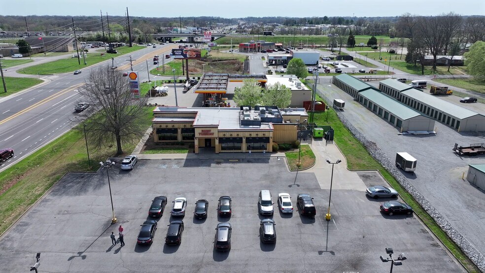1826 Fort Campbell Blvd, Clarksville, TN à louer - Vidéo sur l’inscription commerciale - Image 2 de 18