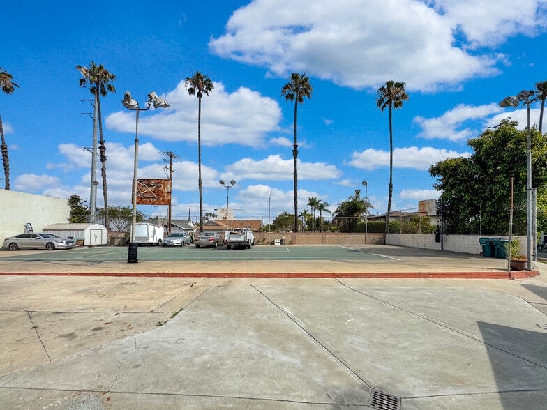 7736 Sugar Dr, Huntington Beach, CA for sale - Building Photo - Image 3 of 5
