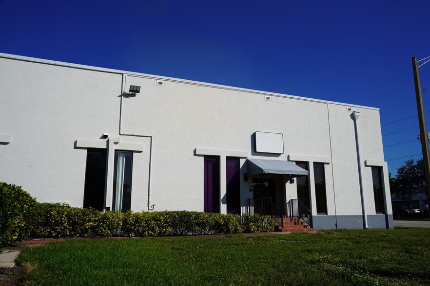 2201-2211 Stirling Rd, Fort Lauderdale, FL for lease - Primary Photo - Image 2 of 6