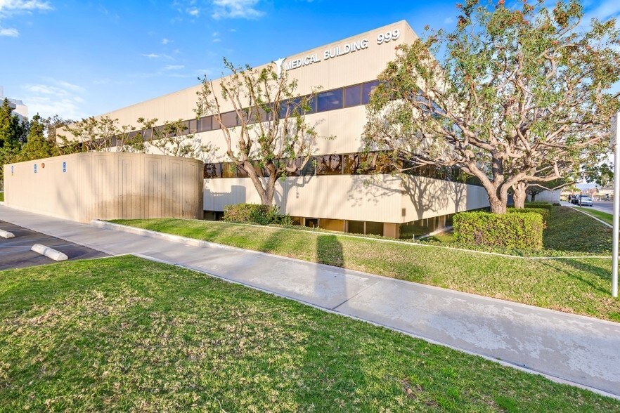 999 N Tustin Ave, Santa Ana, CA à vendre - Photo principale - Image 1 de 93