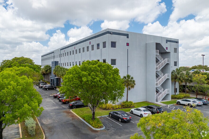 7791 NW 46th St, Doral, FL à vendre - Photo du bâtiment - Image 1 de 8