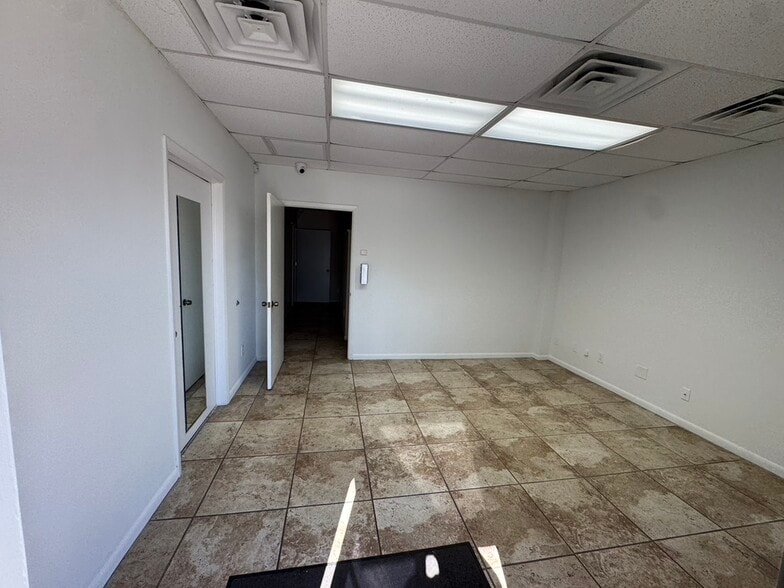 1161 Sun Century Rd, Naples, FL for lease - Lobby - Image 3 of 5