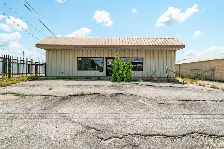 1208 E Washington St, Stephenville, TX à vendre - Photo du bâtiment - Image 3 de 34