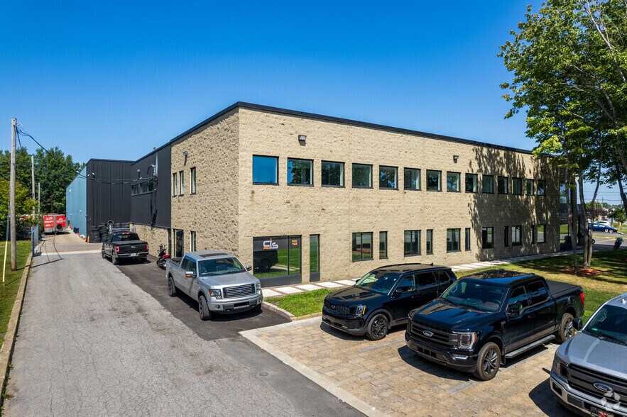 3330 Boul Des Entreprises, Terrebonne, QC à louer - Photo du bâtiment - Image 3 de 4