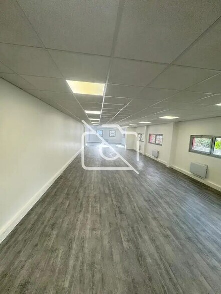 Industrial in Orly for lease - Interior Photo - Image 2 of 9