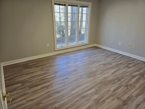 700 Old Roswell Lakes Pky, Roswell, GA for lease Interior Photo- Image 2 of 13
