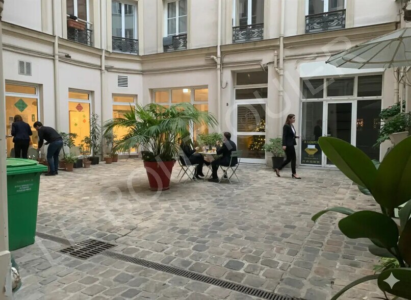 18 Rue Jean-Pierre Timbaud, Paris à vendre - Photo du bâtiment - Image 2 de 6