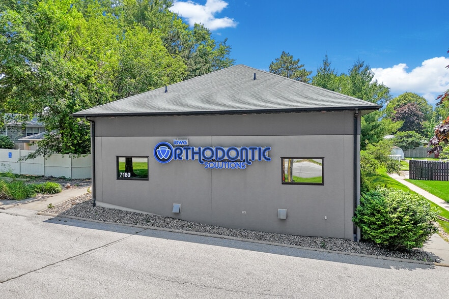 7180 Hickman Rd, Windsor Heights, IA for lease - Building Photo - Image 2 of 21