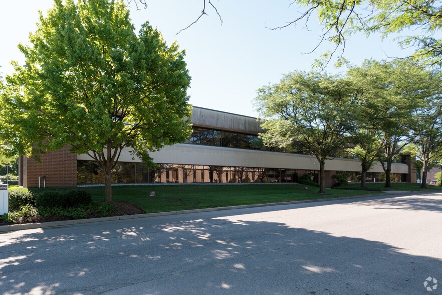 8465 Keystone Crossing, Indianapolis, IN à louer - Photo du bâtiment - Image 3 de 22