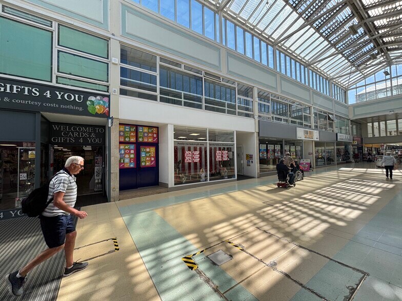 Churchill Shopping Centre, Dudley à louer - Photo du bâtiment - Image 1 de 14
