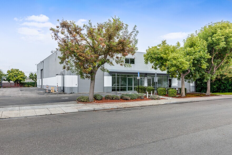 1070-1080 Terra Bella Ave, Mountain View, CA à louer - Photo du bâtiment - Image 3 de 15