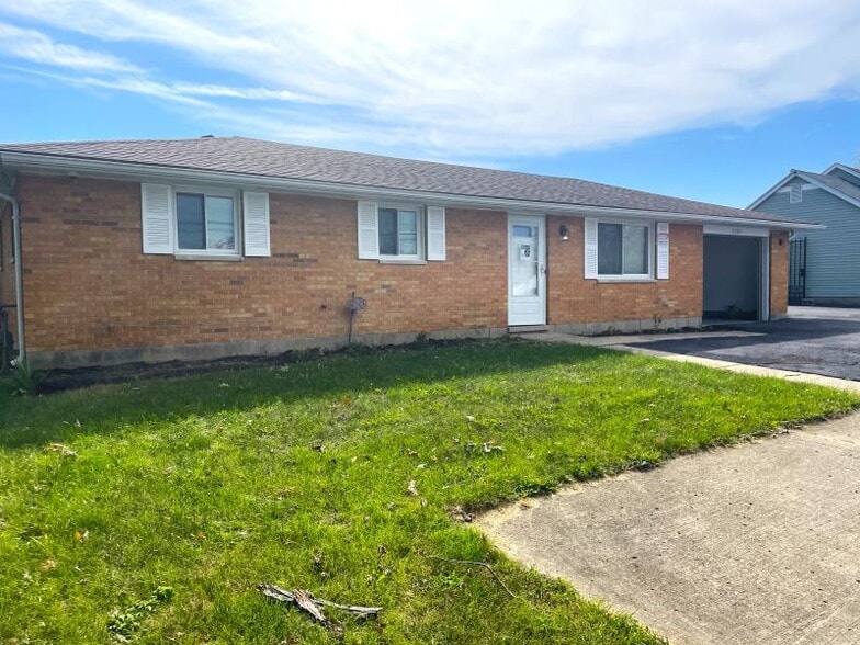 2 Office Bldgs  + 2 Outbuildings + Lot portefeuille de 2 propriétés à vendre sur LoopNet.ca - Photo du bâtiment - Image 3 de 9